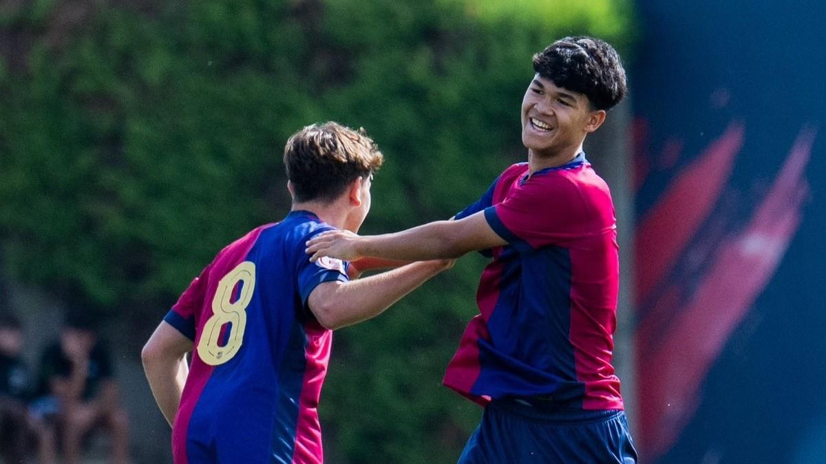 Pedro Rodríguez y Dro celebran un gol del Juvenil A