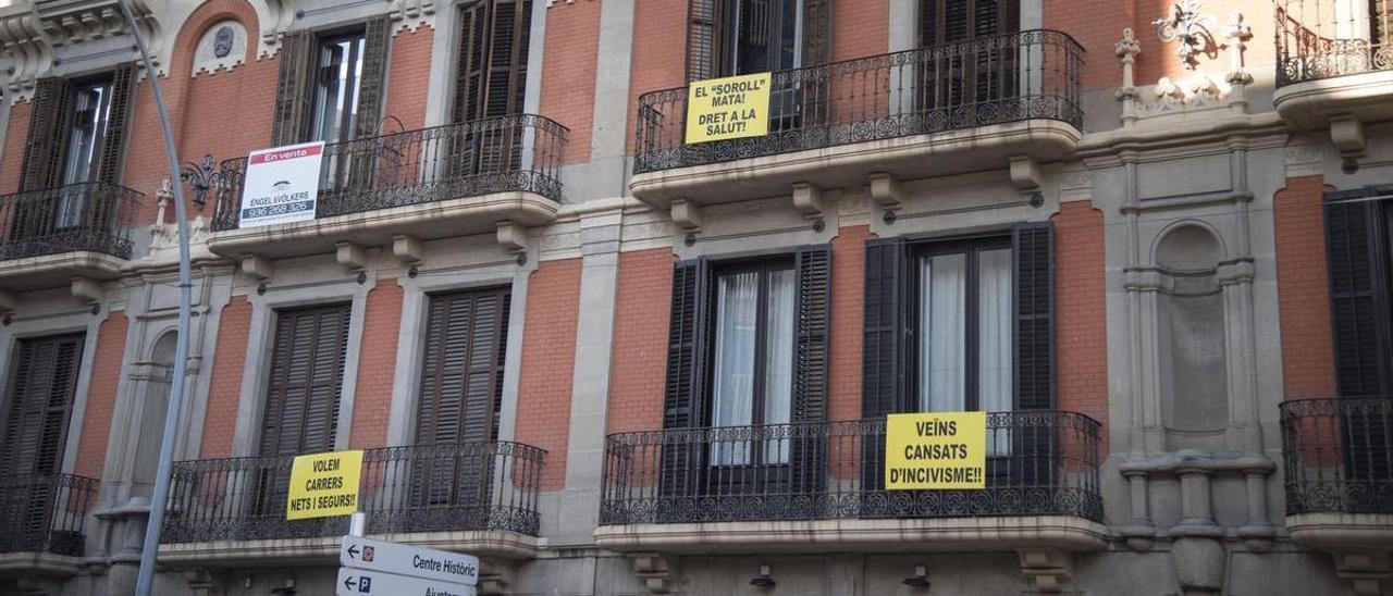 Cartells amb queixes en un edifici de la carretera de Vic de Manresa