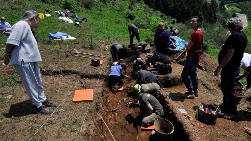 Los expertos trabajan en la fosa de Parasimón, en el alto de Pajares, durante el verano.