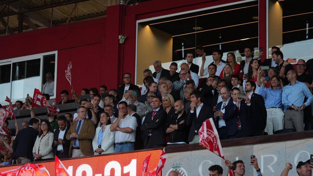 La llotja de Montilivi es va omplir de personalitats en la final contra l’Elx.