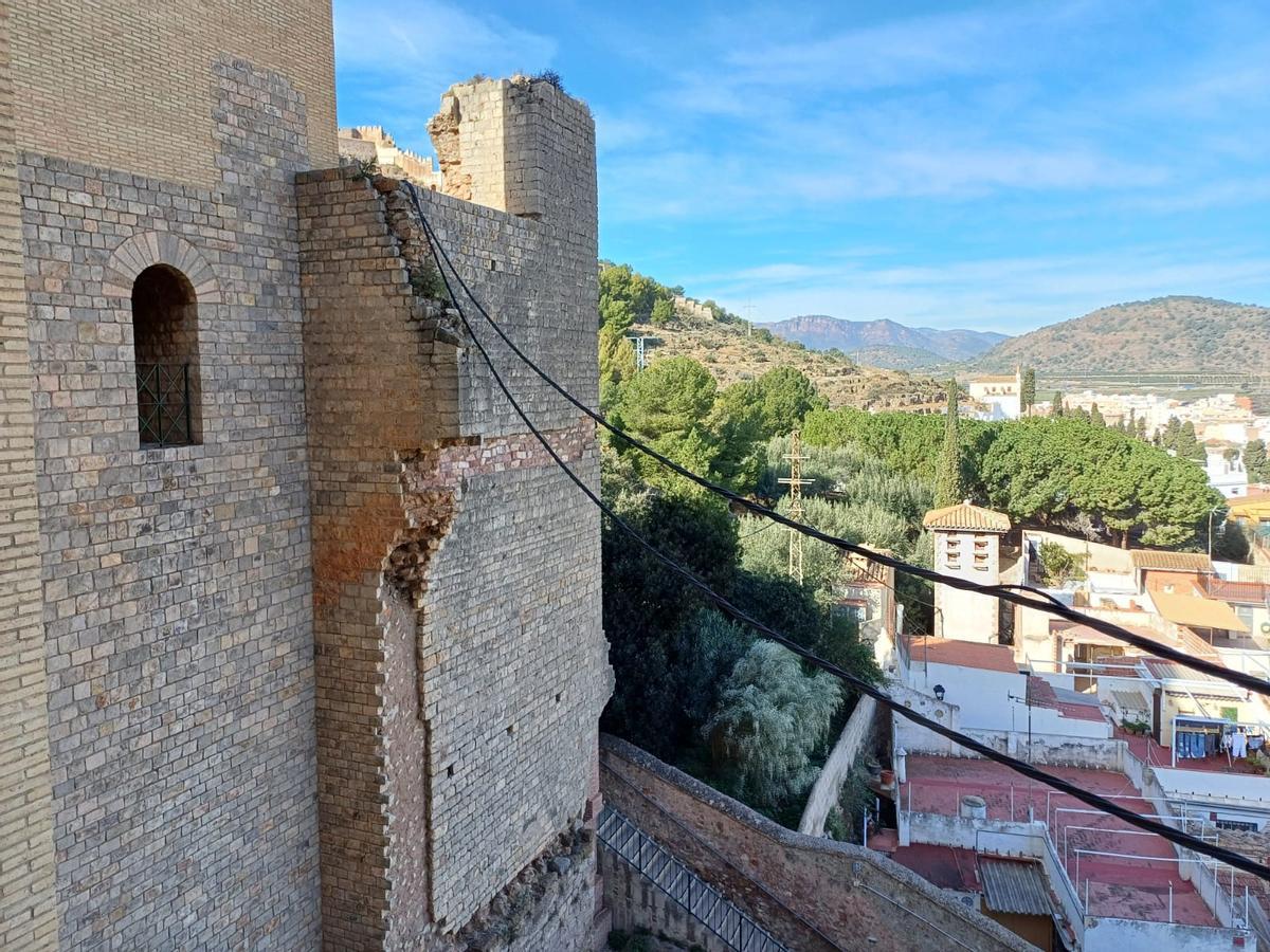 Vista de la conexión de luz en precario al Teatro Romano.