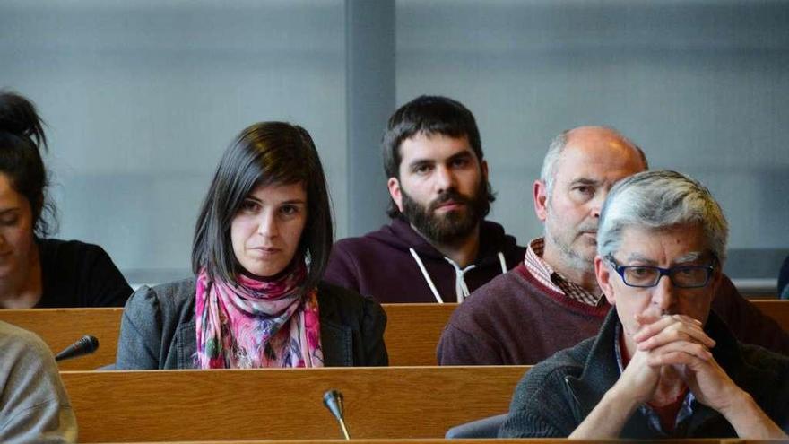 Tania Castro, en el centro de la imagen, en un pleno, con Mariano Abalo a la derecha // G.Núñez