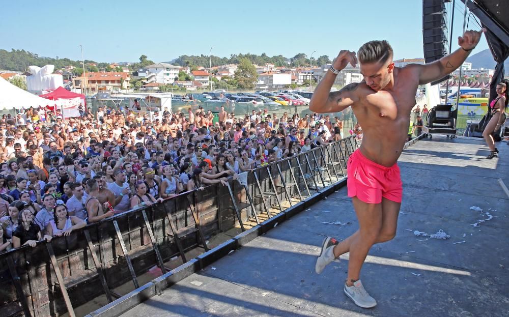 Cientos de personas reciben un baño de color en el festival Midnight Paint Party de Praia América