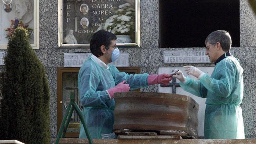 Exhumación en el cementerio de Cangas