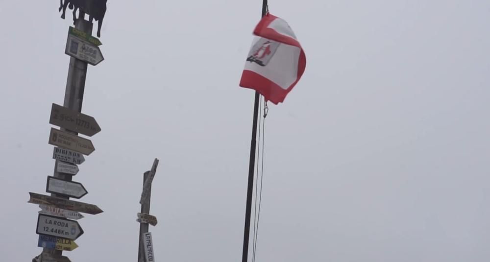 La bandera de Gijón ondea en la Antártida
