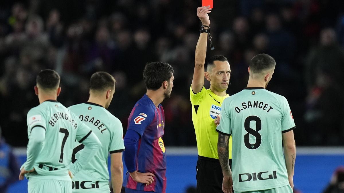 El audio del VAR que desvela la reacción de Sancet tras su expulsión: "¡Es una patada normal!"