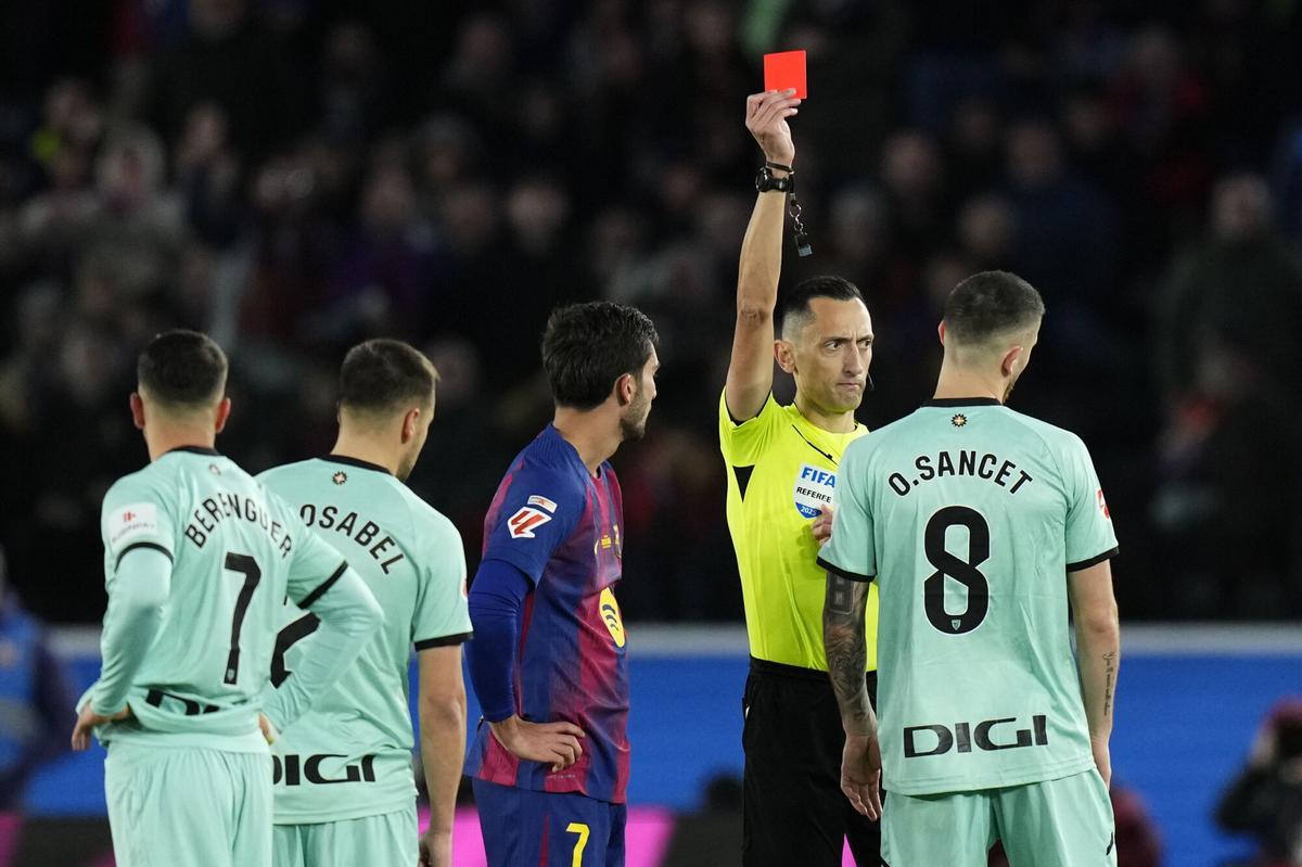 La polémica frase que revela el audio del VAR de la expulsión a Sancet