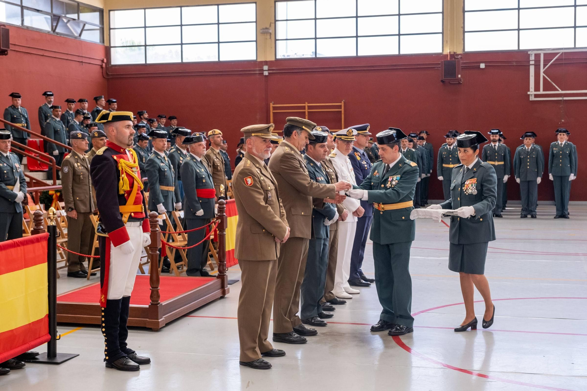 EN IMÁGENES: Así fueron los actos en Oviedo del 179 aniversario de la Guardia Civil