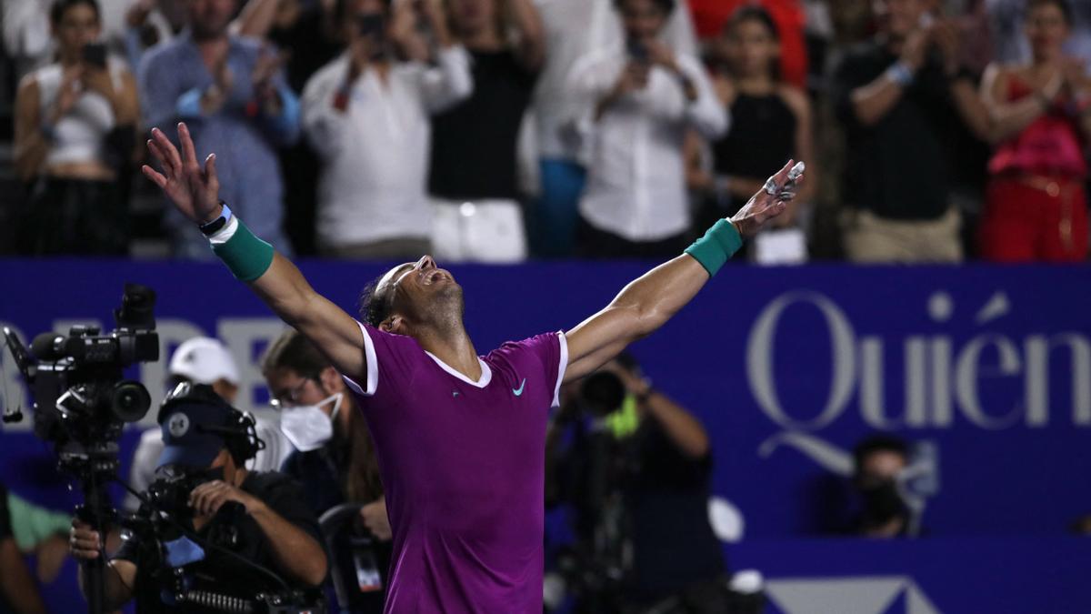 Rafael Nadal celebra su título en Acapulco.