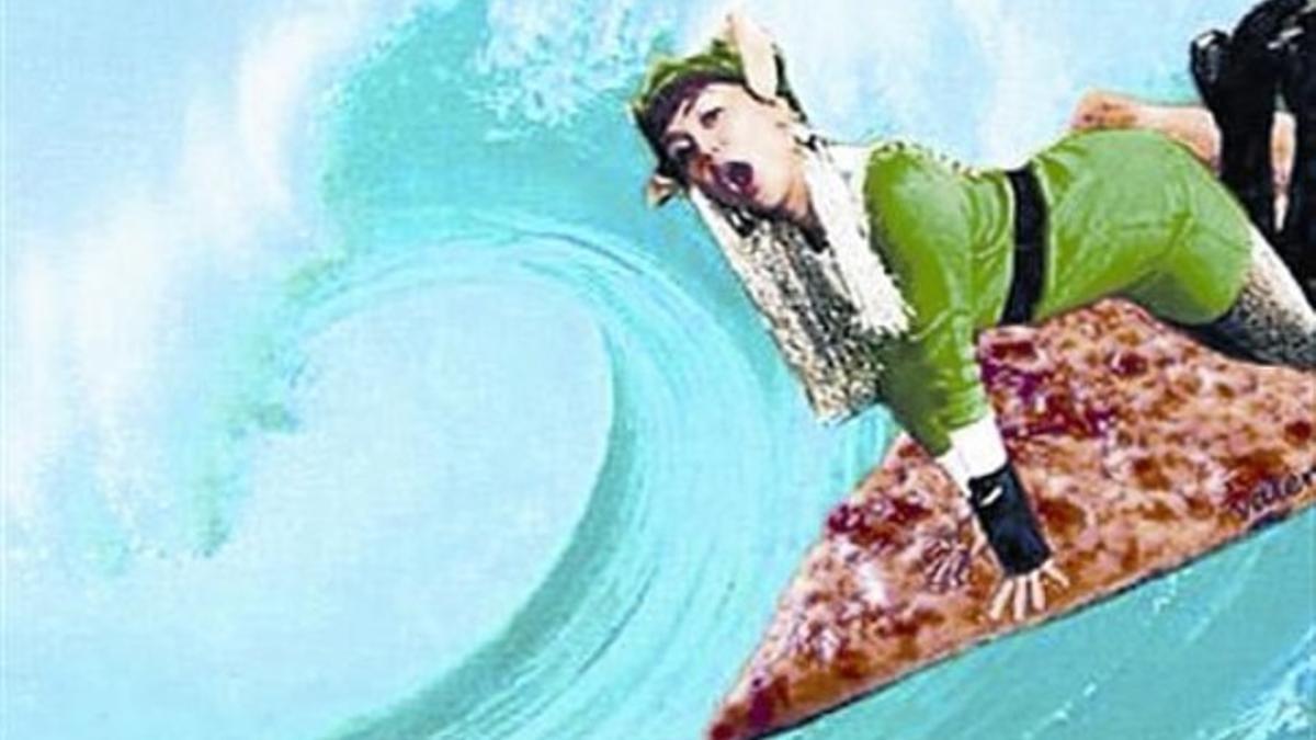 La artista surfea sobre una pizza.