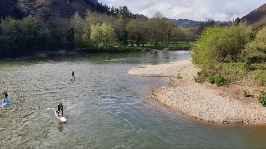 La asturiana Ana Baizán y el cántabro Manuel Hoyuela revalidan título en el Descenso del Sella River SUP Race de piragüismo