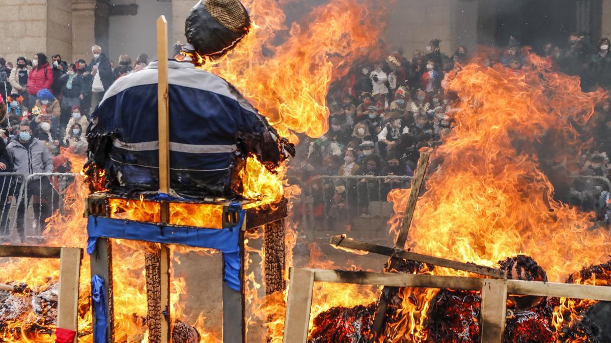 Momento en el que el Pelele se convirtió en cenizas en la plaza Mayor ante decenas de cacereños.