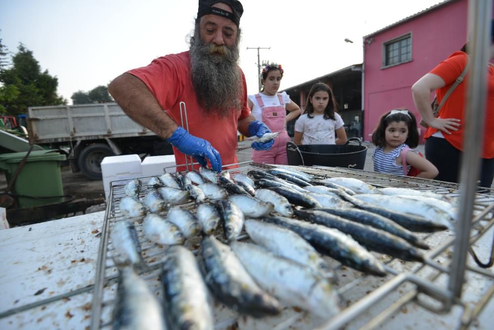 Cientos de personas de toda la comarca acudieron al recinto de A Reiboa para celebran San Xoán entre sardinas, atracciones y fuego.