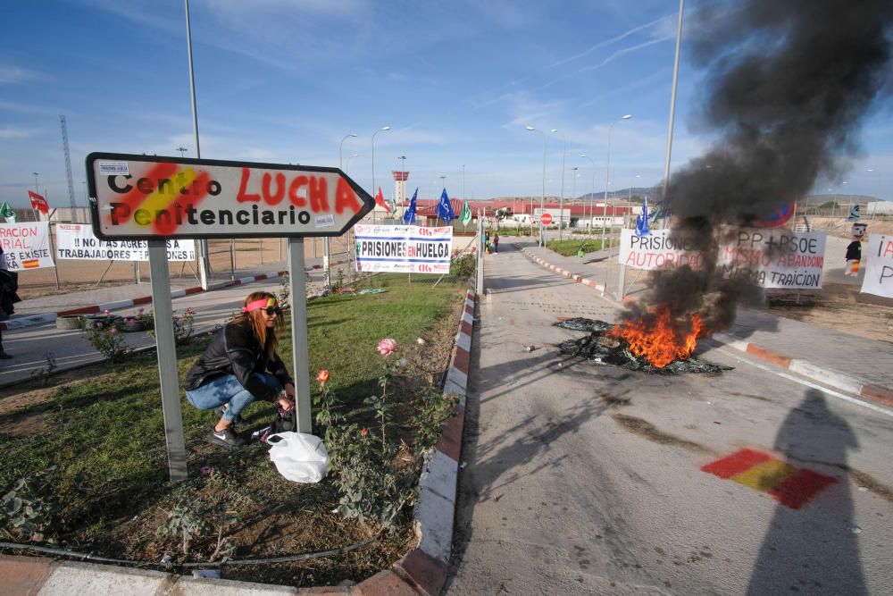 Segundo día de huelga de los funcionarios de prisiones en Alicante