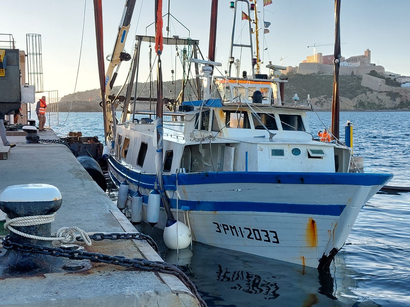 Reflotado el pesquero 'Charpat Segundo', hundido en el puerto de Ibiza.