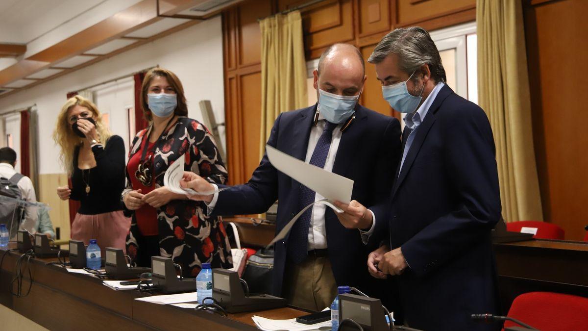 Bernardo Jordano y Miguel Ángel Torrico, en el último pleno celebrado en Córdoba.