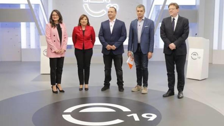 Mónica Oltra, Isabel Bonig, Rubén Martínez Dalmau, Toni Cantó y Ximo Puig, anoche, momentos antes del comienzo del debate en À Punt.