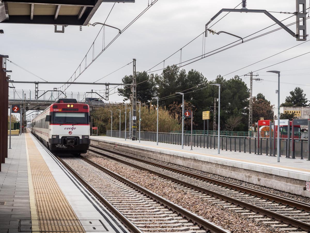 Tren que conecta València y Sagunt a su paso por el Puig