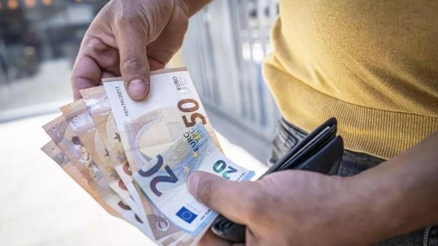 Hacienda vigila las transferencias entre familiares: esta es la cantidad de dinero que puedes recibir sin declarar