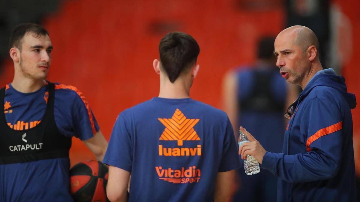 Joan Peñarroya, con los canteranos Millán Jiménez y Guillem Ferrando en el entrenamiento