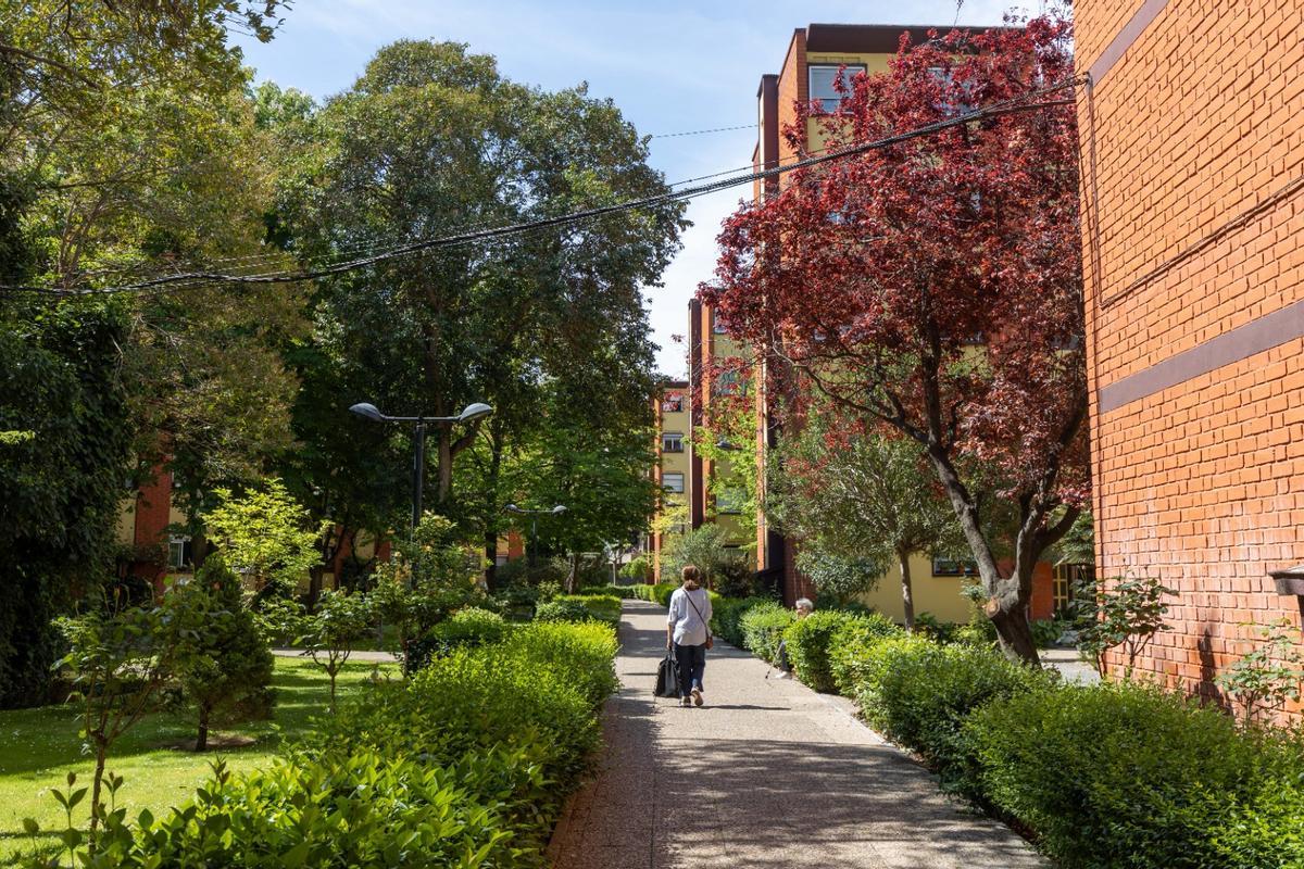 Las zonas verdes están cuidadas com mimo y el olor de las flores.