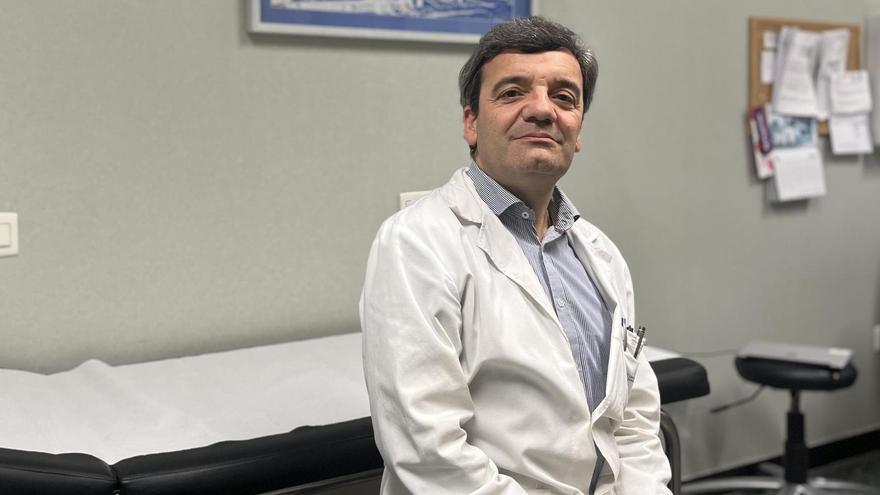 El neurólogo del Complexo Hospitalario Universitario de Santiago Ángel Sesar, en su consulta del Clínico