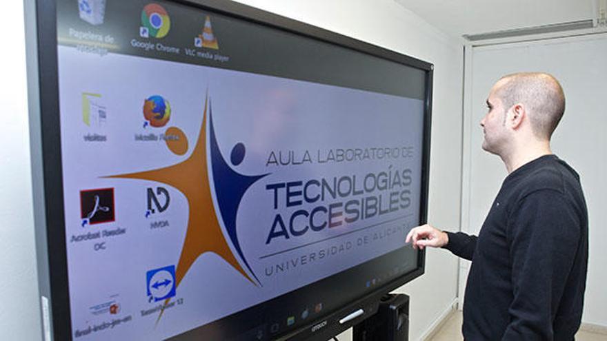 Imágenes del técnico de accesibilidad del CAE, José María Fernández, en el Aula Laboratorio de Tecnologías Accesibles.