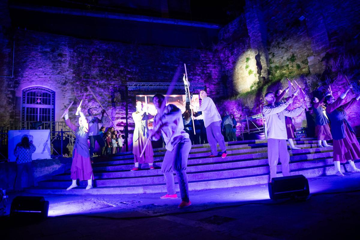 La prèvia de la Llum homenatja el miracle de la Séquia amb atletes, espelmes i espectacle