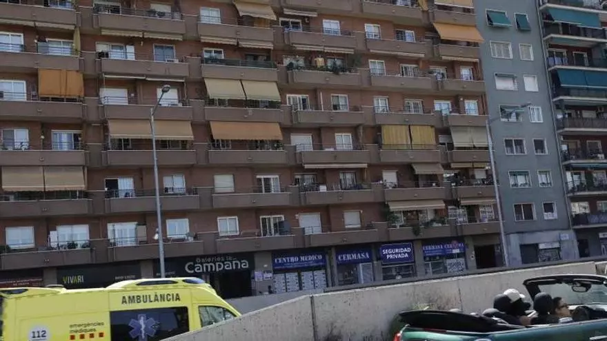 Herido crítico un hombre tras saltar desde un cuarto piso después de apuñalar a tres personas en Barcelona