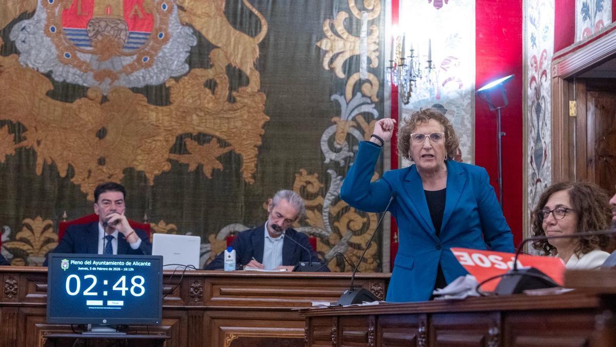 Mudanza en uno de los pisos de las viviendas protegidas Les Naus de Alicante este domingo