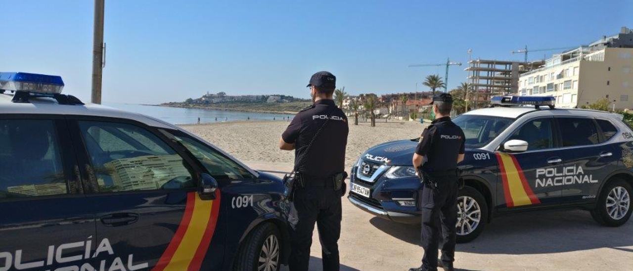 Dos policías nacionales de Alicante en la playa de San Juan. INFORMACIÓN