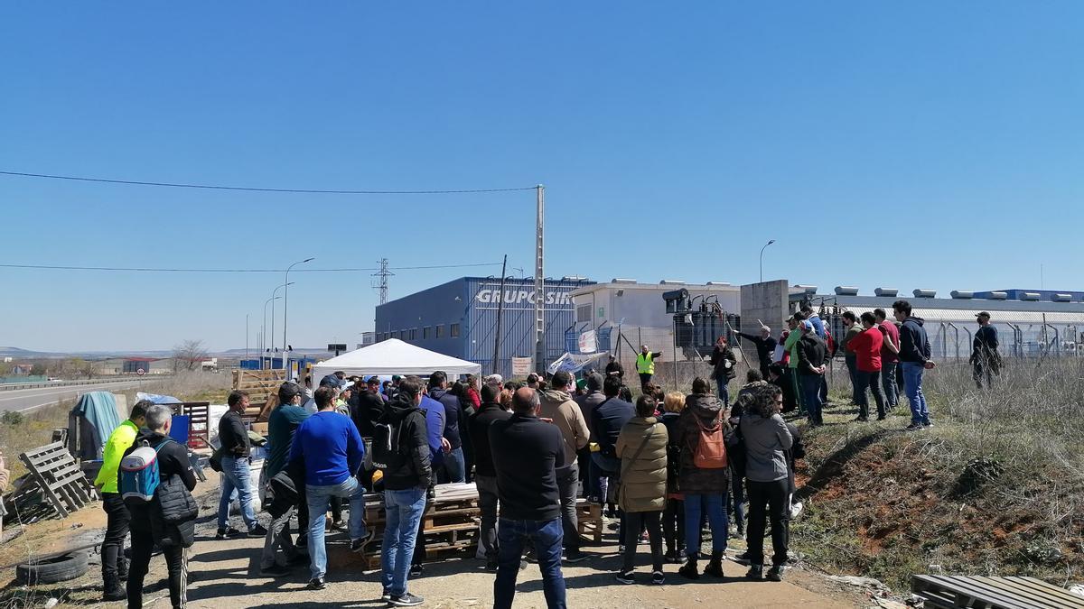 Trabajadores de la factoría toresana, en la reunión informativa celebrada este miércoles