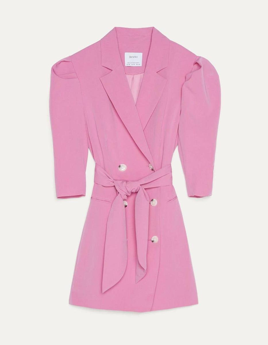 Vestido blazer rosa de Bershka. (Precio: 35,99 euros)