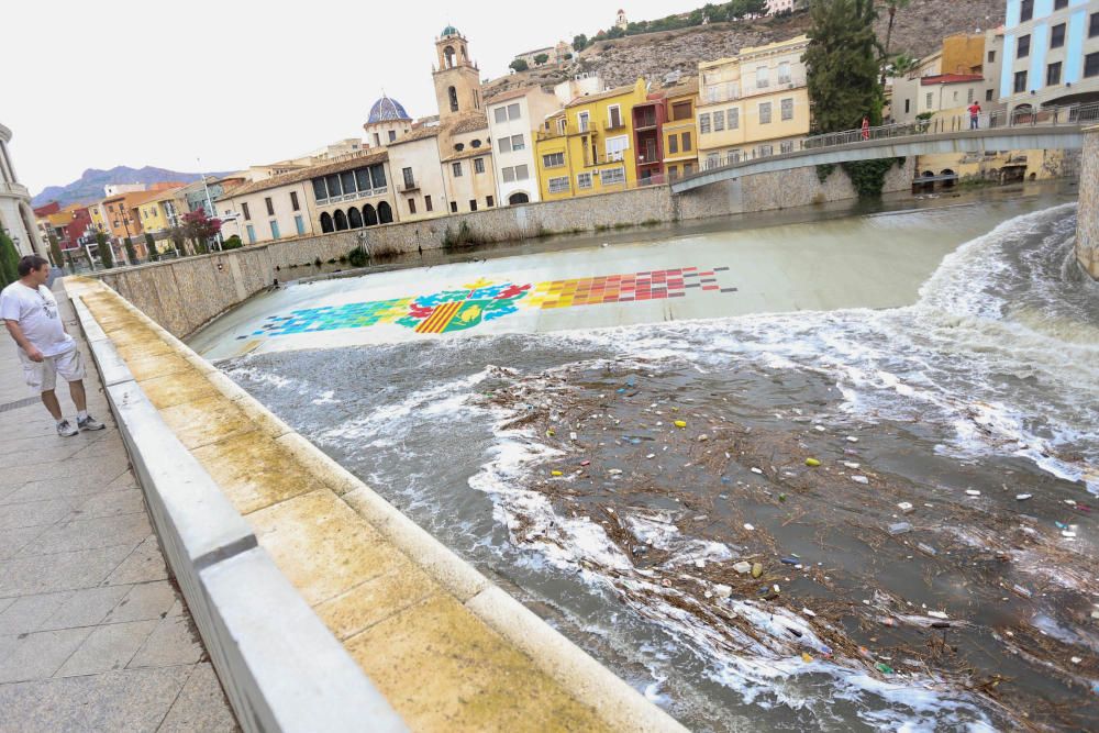 La CHS investiga la aparición de espuma en superficie a lo largo del cauce del Segura en toda la comarca, tras las lluvias que se han registrado en los últimos días.