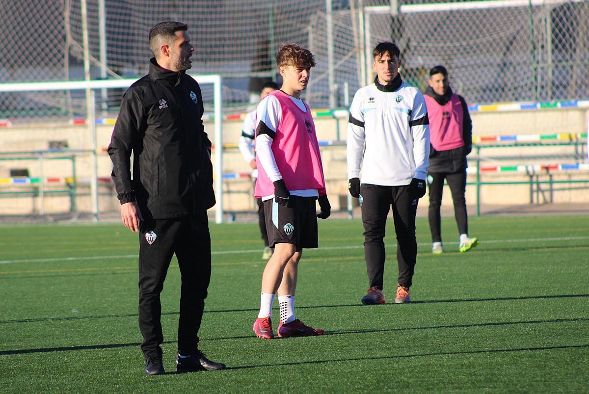 Óscar Albiol, entrenando con el Castellón B.