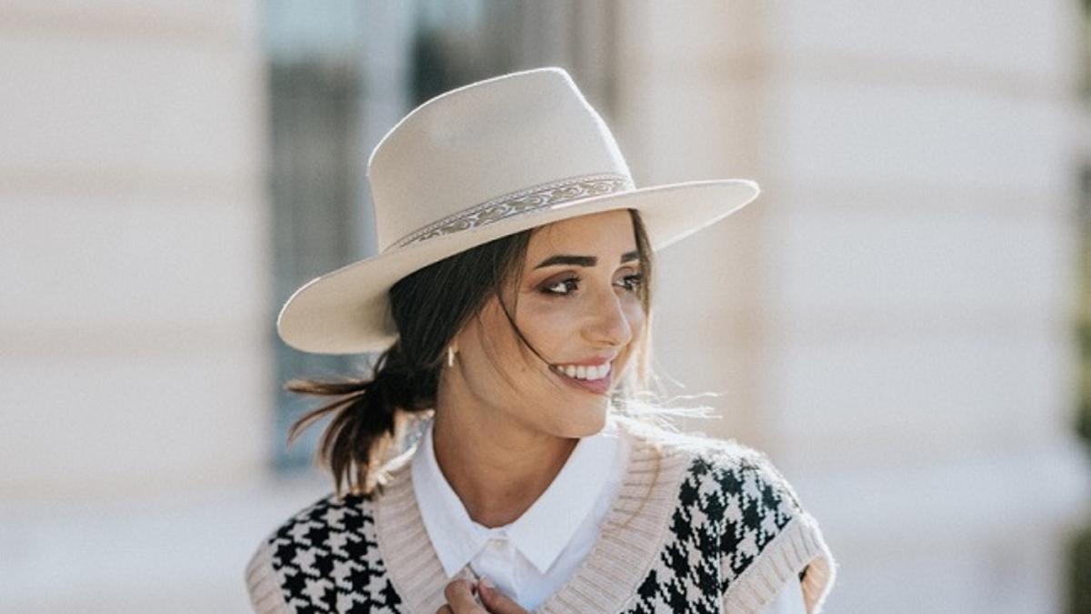 El look de Verónica Díaz JustCoco con sombrero de Lack of color, chaleco de Pura Vida Clothes, camisa y falda de Zara y bolso de Dior