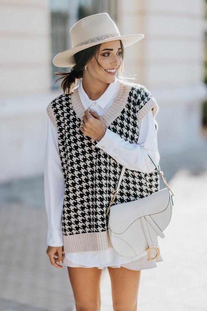 El look de Verónica Díaz JustCoco con sombrero de Lack of color, chaleco de Pura Vida Clothes, camisa y falda de Zara y bolso de Dior