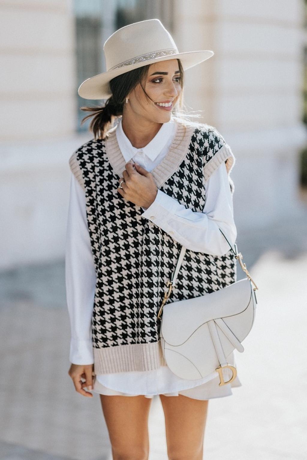 Verónica ha combinado un chaleco de Pura Vida Clothes con una camisa blanca y una minifalda de Zara. El sombrero de Lack of color y el bolso de Dior rematan el look.