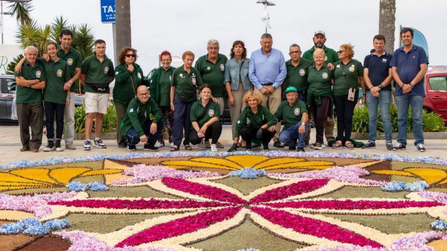 La Praza dos Barcos de Sanxenxo acoge una alfombra de flores dedicada al “Roteiro do Padre Sarmiento”