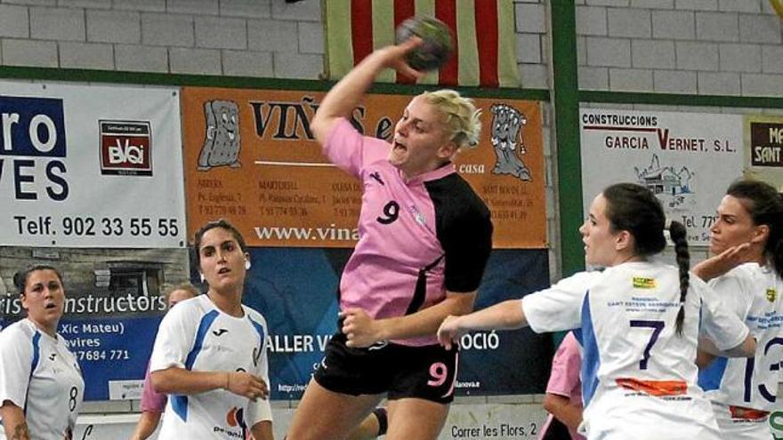 La MVP femenina, Tina Kolundzic, busca el gol davant les locals