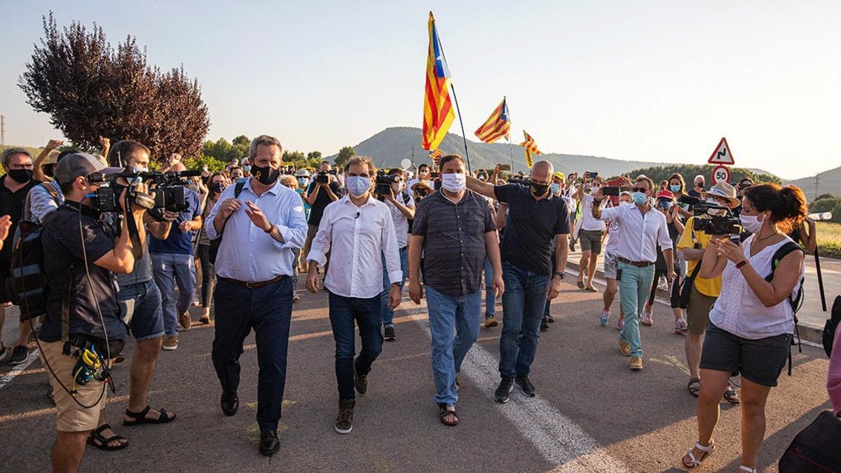 De izquierda a derecha, Joaquim Forn, Jordi Cuixart, Oriol Junqueras y Raül Romeva, antes de su nuevo ingreso en la prisión de Llenoders, el pasado 28 de julio