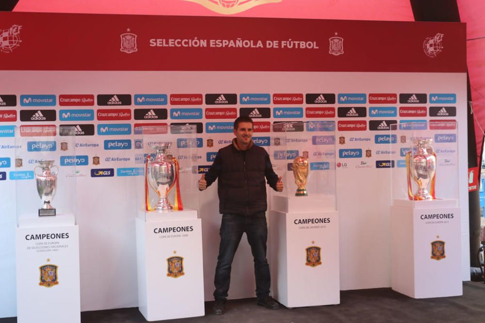 Cientos de aficionados hacen cola durante todo el jueves para fotografiarse con los trofeos de La Roja