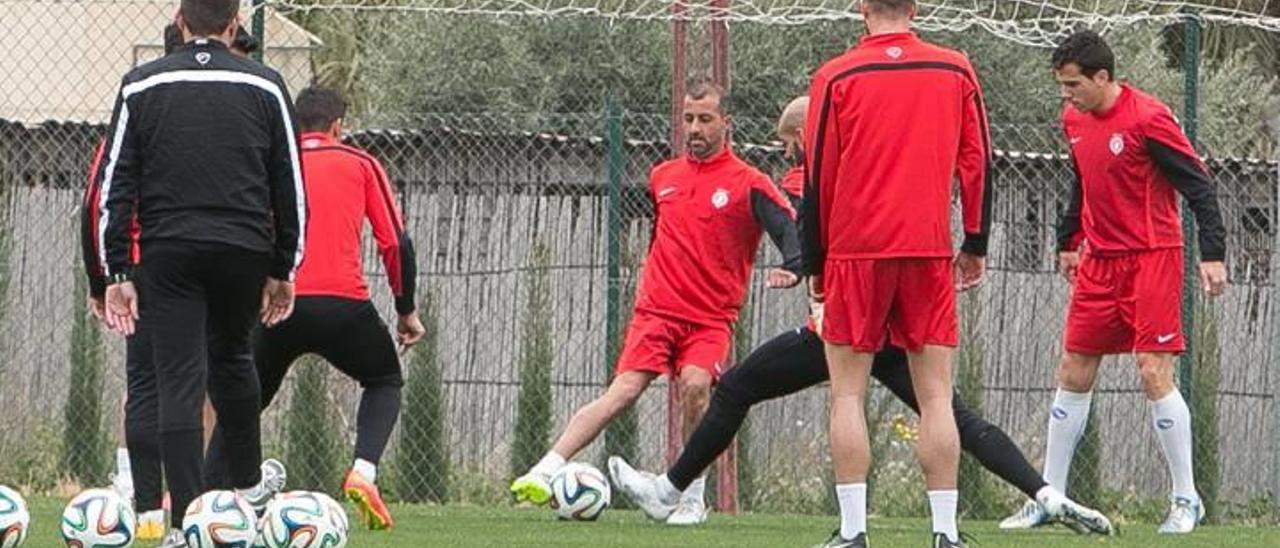 El canario David González, en el centro, durante un entrenamiento de la temporada pasada.