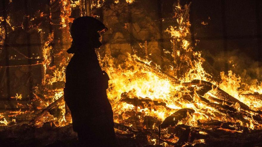 À Punt confunde las Hogueras con las Fallas en la retransmisión de la Cremà