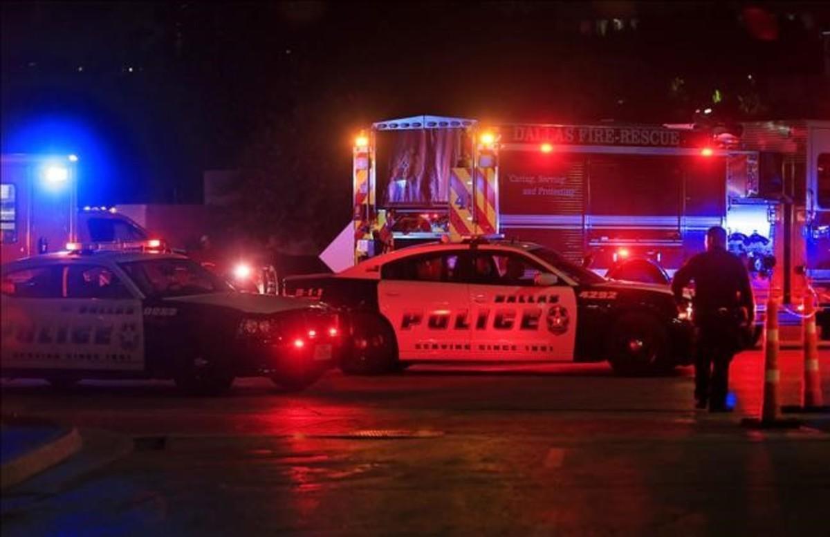 Coches de policía y de bomberos llenan las calles de Dallas.