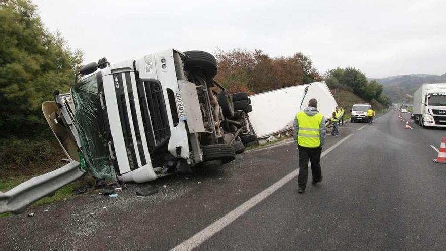 El camión de transporte de pollos, en la mañana de ayer, antes de ser retirado por una grúa. // Jesús Regal