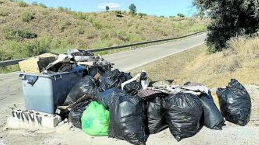 Basura en Puerto de la Torre.