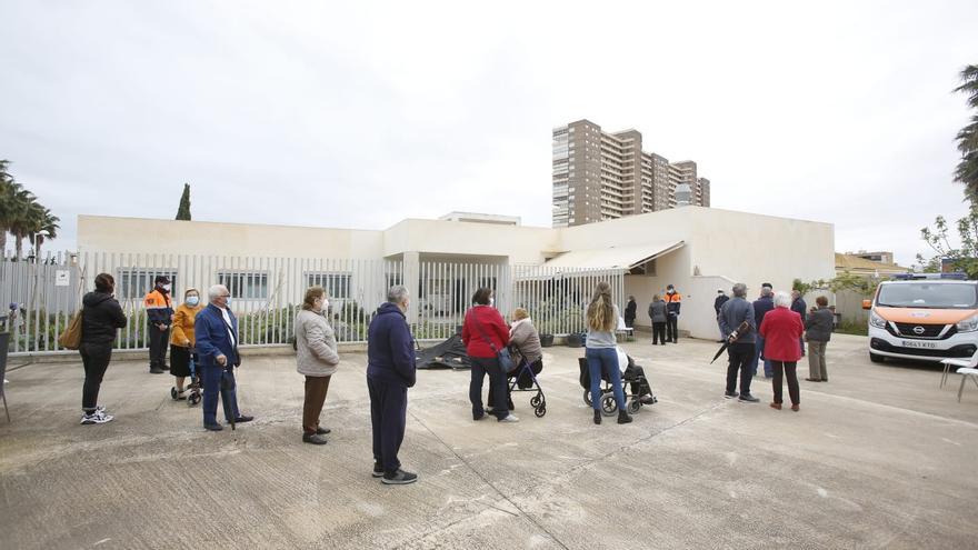 Paran 20 minutos la vacunación en Alicante para no perder cuatro viales