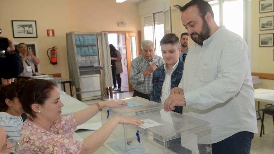 Jesús López, votando el domingo en San Roque. // Noé Parga