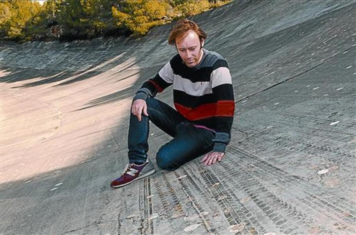 Nostàlgia 8 Botana mira empremtes de vells pneumàtics a l’autòdrom.